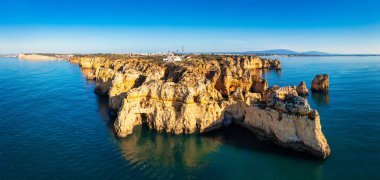 Panoramik görünümü, Algarve Lagos yakınlarındaki Ponta da Piedade, Portekiz. Ponta da Piedade, Algarve bölgesinde, Portekiz'de denizde uçurum kayalar ve turist teknesi. Ponta da Piedade, Algarve region, Portekiz.