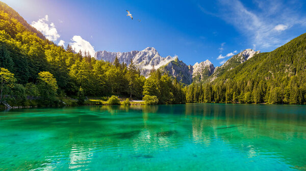 Живописное озеро Lago Fusine в Италии. Озеро Фусине с вершиной Мангарт на заднем плане. Популярное туристическое направление Джулианских Альп. Location: Tartvisio comune, Province of Udine, Italy, Europe.