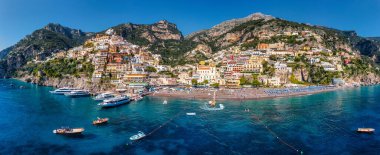 Positano 'nun Campania, İtalya' daki Amalfi Sahili 'ndeki rahat plaj ve mavi deniz manzarası. Amalfi kıyısındaki Positano köyü, Salerno, Campania. Güzel Positano, Campania 'daki Amalfi Sahili.
