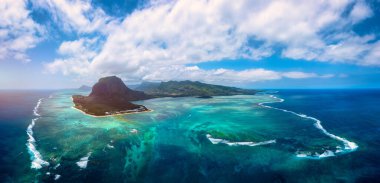 Mauritius Adası manzarası ve ünlü Le Morne Brabant dağı, güzel mavi göl ve su altı şelalesi. Le Morne Brabant Yarımadası ve Sualtı Şelalesi, Mauritius.