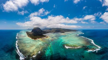Mauritius Adası manzarası ve ünlü Le Morne Brabant dağı, güzel mavi göl ve su altı şelalesi. Le Morne Brabant Yarımadası ve Sualtı Şelalesi, Mauritius.