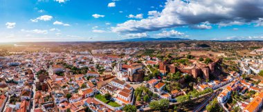 Portekiz 'in Algarve bölgesinde ünlü kale ve katedrali olan Silves şehir binalarının manzarası. Portekiz 'in Algarve bölgesindeki Silves kasabasındaki ortaçağ şatosunun duvarları. 