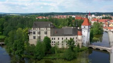 Strakonice yakınlarındaki Blatna kalesi, Güney Bohemya, Çek Cumhuriyeti. Ortaçağ Blatna su kalesinin havadan görünüşü, Çek Cumhuriyeti 'nin Güney Bohem Bölgesi' ndeki park ve gölleri, Blatna 'yı kuşattı..