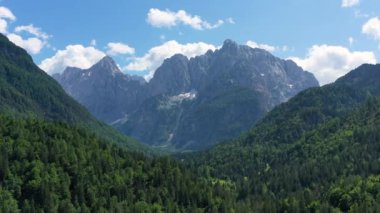 Slovenya Alpleri 'nin harika doğa manzarası. Jasna Gölü 'ndeki inanılmaz yaz manzarası. Triglav Ulusal Parkı. Kranjska Gora, Slovenya. Slovenya Krajsnka Gora 'da Jasna Dağı. 