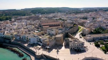 İtalya 'nın güneyinde Salento Yarımadası' ndaki Otranto kasabasının havadan görünüşü, Adriyatik Denizi kıyısında İtalya 'nın (Apulia) en doğu kenti. Otranto şehri, Puglia bölgesi, İtalya.