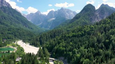 Slovenya Alpleri 'nin harika doğa manzarası. Jasna Gölü 'ndeki inanılmaz yaz manzarası. Triglav Ulusal Parkı. Kranjska Gora, Slovenya. Slovenya Krajsnka Gora 'da Jasna Dağı. 