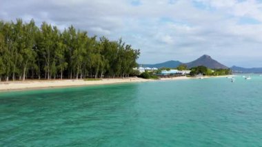 Mauritius, Black River, Flic-en-Flac, uzak arkaplanda Tourelle du Tamarin Dağı ile yazın kıyı sahili manzarası. Muhteşem sahil manzaralı Mauritius Adası Flic en flac.