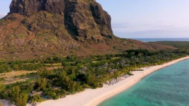 Mauriutius 'taki Le Morne Brabant' ın hava manzarası. Le Morne dağı ve Mauritius 'taki lüks plajlı tropik kristal okyanus. Palmiye ağaçları, beyaz kumlar ve lüks tatil beldeleri olan Le Morne plajı, Mauritius..