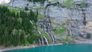 Güneşli bir yaz gününde Bluemlisalp dağıyla ünlü Oeschinensee. Oeschinensee gölü manzarası. İsviçre Alpleri, Kandersteg. İnanılmaz turnuva Oeschinnensee şelaleleri, İsviçre.