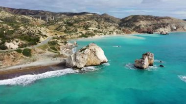 Petra tou Romiou (Afrodit Kayası), Kıbrıs Rum Kesimi 'nin Afrodit kentinin doğduğu yer. Petra tou Romiou, nam-ı diğer Afrodit 'in kayası, Kıbrıs' ın Paphos kentindeki ünlü bir turizm beldesi..