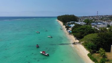Flic en flac plajlı güzel Mauritius adası. Tropikal palmiye plajı çevresindeki mercan kayalıkları, Flic en Flac, Mauritius. Mauritius, Flic en Flac sahilinde güzel bir sahilin havadan görüntüsü..