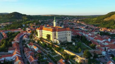 Mikulov Kalesi, Güney Moravya, Çek Cumhuriyeti 'nin Mikulov kasabasında. Çek Cumhuriyeti 'ndeki Mikulov şehrinin etkileyici Mikulov Kalesi manzarası