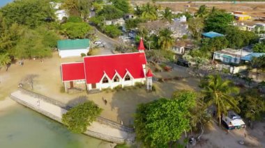 Mauritius Adası, Cap Malheureux köyündeki kızıl kilise. Notre Dame de Auxiliatrice, Mauritius Adası, Hint Okyanusu 'ndaki Cap Malheureux tropikal köyünde kırmızı çatılı kırsal kilise..