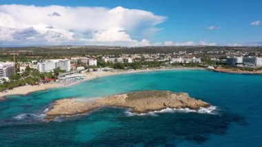 Kıbrıs Rum Kesimi 'nin Ayia Napa kentindeki güzel Nissi plajının hava manzarası. Kıbrıs 'ın Ayia Napa kentindeki Nissi plajı. Kıbrıs Rum Kesimi 'nin Aiya Napa kentindeki gök mavisi bir su manzarası ve Nissi plajı.