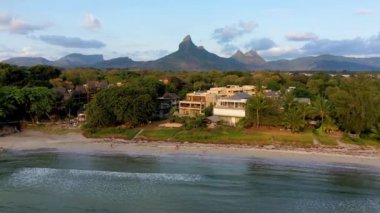 Tamarin Körfezi 'nden, Kara Nehir' den, Mauritius adasının manzaralı manzarasından uzaklaşın. Mauritius adasının güzel doğa ve manzaraları. Geri kalan dağlar Tamarin Körfezi 'nden görünüyor, Mauritius.