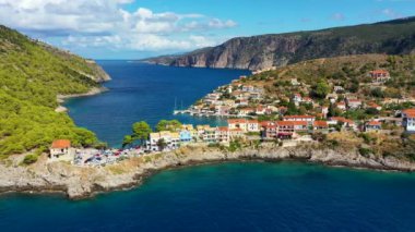Yunanistan 'ın Cefalonia kentindeki Assos adasındaki güzel ve renkli geleneksel balıkçı köyünün insansız hava aracı görüntüsü. Sefalonya 'daki Assos Yarımadası (Kefalonia), Yunanistan