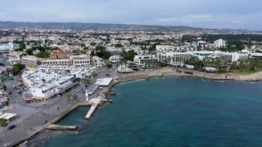 Kıbrıs 'taki Paphos kasabasının manzarası. Paphos, adanın antik tarih ve kültürünün merkezi olarak bilinir. Kıbrıs Rum Kesimi 'nin Paphos Limanı' ndaki toprak seti manzarası.