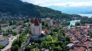 Thun şehrinin Alpleri ve Thunersee Gölü ile Panorama 'sı, İsviçre. Tarihsel Thun şehri ve Thun Gölü ile Bernese Highlands arka planda Alpler, Canton Bern, İsviçre.
