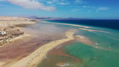 Jandia Yarımadası, Risco del Paso, Playas de Sotavento ve Laguna de Sotavento, Fuerteventura, Kanarya Adaları, İspanya, Atlantik, Avrupa. Uçurtma okyanusta uçuyor, Sotavento plajı, Fuerteventura