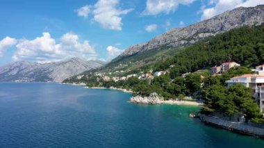 Hırvatistan, Makarska Riviera 'da güzel Brela. Adriyatik Denizi, turkuaz, temiz su ve beyaz kumla. Hırvatistan 'ın Makarska Riviera, Dalmaçya bölgesindeki Brela sahili ve liman manzarası.