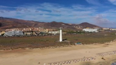 Morro Jable sahilindeki deniz feneri Jandia yarımadasında gün doğumunda, Fuerteventura, Kanarya Adaları, İspanya. Faro de Morro Jable Deniz Feneri, Fuerteventura.