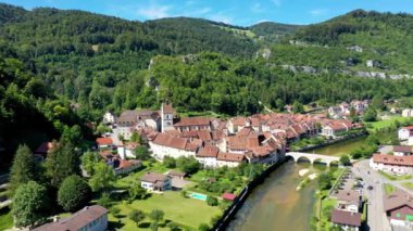 İsviçre 'nin Doubs Nehri üzerindeki Saint-Ursanne kasabası. İsviçre 'nin Jura kantonunda Porrentruy ilçesine bağlı Saint-Ursanne köyü. Aziz Ursanne, Jura, Suisse