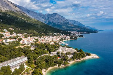 Hırvatistan, Makarska Riviera 'da güzel Brela. Adriyatik Denizi, turkuaz, temiz su ve beyaz kumla. Hırvatistan 'ın Makarska Riviera, Dalmaçya bölgesindeki Brela kasabası ve liman manzarası.