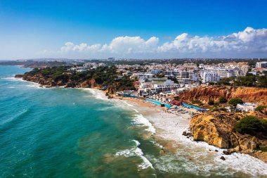 Albufeira, Algarve, Portekiz 'deki Olhos de Agua şehrinin gökyüzünden inanılmaz bir manzara. Olhos de Agua, Albufeira bölgesi, Algarve, Portekiz kıyı manzarası.