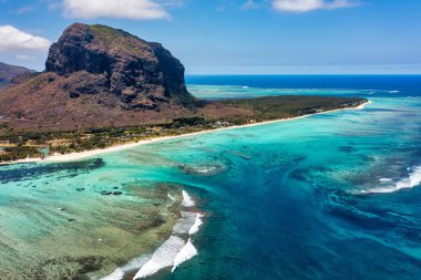 Mauritius Adası manzarası ve ünlü Le Morne Brabant dağı, güzel mavi göl ve su altı şelalesi. Mauriutius 'taki Le Morne Brabant' ın hava manzarası.