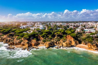 Albufeira, Algarve, Portekiz 'deki Olhos de Agua şehrinin gökyüzünden inanılmaz bir manzara. Olhos de Agua, Albufeira bölgesi, Algarve, Portekiz kıyı manzarası.