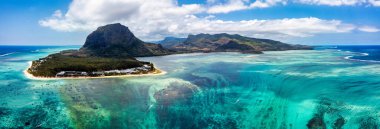 Mauritius Adası manzarası ve ünlü Le Morne Brabant dağı, güzel mavi göl ve su altı şelalesi. Le Morne Brabant Yarımadası ve Sualtı Şelalesi, Mauritius.