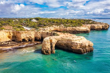 Okyanusun üzerindeki doğal kemer, Arco de Albandeira, Algarve, Portekiz. Praia de Albandeira 'daki taş kemer, Lagoa, Algarve, Portekiz. Portekiz 'in Algarve kentindeki doğal kemer Arco da Albandeira manzarası.
