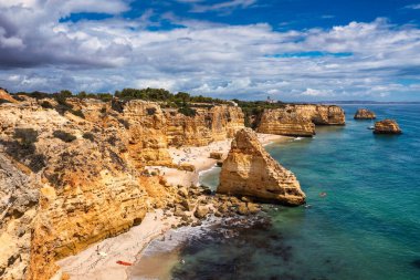 Praia da Marinha, Portekiz, Algarve 'deki güzel sahil Marinha. Deniz Sahili (Praia da Marinha), Algarve 'deki Lagoa Belediyesinin Atlantik kıyısında yer alan plajda uçan martılara sahiptir..