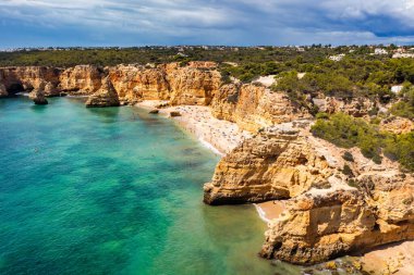 Praia da Marinha, Portekiz, Algarve 'deki güzel sahil Marinha. Deniz Sahili (Praia da Marinha), Algarve 'deki Lagoa Belediyesinin Atlantik kıyısında yer alan plajda uçan martılara sahiptir..