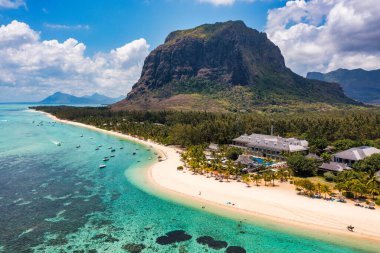 Tropikal manzara, Mauritius adasının güzel plajları Le Morne, popüler lüks tatil köyü. Le Morne plaj tatil köyleri, Mauritius. Mauritius 'taki lüks plaj, palmiyeli ve mavi okyanuslu kumlu plaj.. 