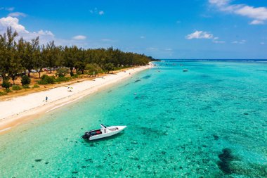 Tropikal manzara, Mauritius adasının güzel plajları Le Morne, popüler lüks tatil köyü. Le Morne plaj tatil köyleri, Mauritius. Mauritius 'taki lüks plaj, palmiyeli ve mavi okyanuslu kumlu plaj.. 