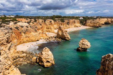 Praia da Marinha, Portekiz, Algarve 'deki güzel sahil Marinha. Deniz Sahili (Praia da Marinha), Algarve 'deki Lagoa Belediyesinin Atlantik kıyısında yer alan plajda uçan martılara sahiptir..