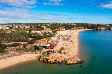 Praia Grande (ana plaj) ve Rio Arade nehri ile Ferragudo, Algarve, Portekiz. Plajı, mağarası ve okyanusu olan güzel bir deniz manzarası Praia Grande Sahili, Ferragudo, Lagoa, Algarve, Portekiz.