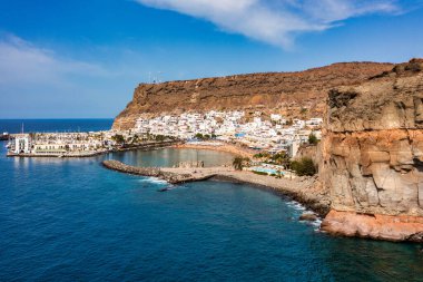 İspanya 'nın Gran Canaria plajlı Puerto de Mogan' ı. Adada turistlerin ve yerlilerin en sevdiği tatil yeri. Puerto de Mogan Limanı ve Büyük Kanarya Adası, İspanya.