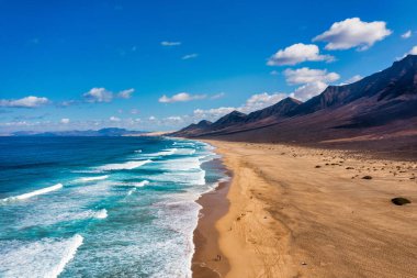 Uçsuz bucaksız ufku olan harika Coffee Plajı. Arka planda volkanik tepeler ve Atlantik Okyanusu. Coffee Beach, Fuerteventura, Kanarya Adaları, İspanya. Playa de Coffee, Fuerteventura, Kanarya Adaları.
