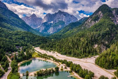 Güzel dağları olan Jasna Gölü. Triglav Ulusal Parkı 'ndaki doğa manzarası. Yeri, Triglav Ulusal Parkı. Kranjska Gora, Slovenya, Avrupa. Slovenya Krajsnka Gora 'da Jasna Dağı. 