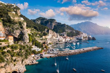 Güzel Amalfi kasabası manzarası, Campania, İtalya. Amalfi kıyıları Avrupa 'nın en popüler seyahat ve tatil beldesidir. Akdeniz kıyısındaki Amalfi şehri, Amalfi kıyısı, İtalya.