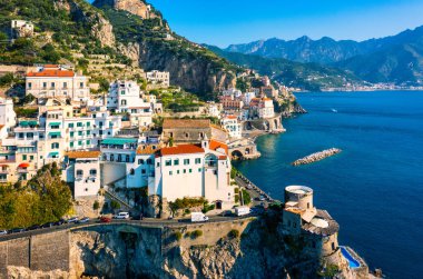 Atrani 'nin Amalfi Sahili' ndeki ünlü sahil köyünün hava manzarası. İtalya 'nın Campania bölgesindeki Salerno ilinin Amalfi kıyısındaki küçük Atrani kasabası. Amalfi kıyısındaki Atrani kasabası, İtalya.
