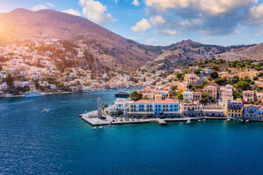 Renkli evler ve küçük teknelerle güzel Yunan adası Symi 'nin (Simi) havadan manzarası. Yunanistan, Suriye adası, Suriye (Rodos yakınlarında), Dodekanese manzarası.