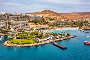 Anfi plajı ve tatil köyü, Büyük Kanarya, İspanya. Playa Anfi del Mar, Gran Canaria Adası, İspanya 'da güzel bir plaj. Gran Canaria 'daki Anfi del Mar Plajı, Kanarya Adaları, İspanya.