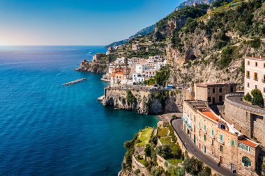 Atrani 'nin Amalfi Sahili' ndeki ünlü sahil köyünün hava manzarası. İtalya 'nın Campania bölgesindeki Salerno ilinin Amalfi kıyısındaki küçük Atrani kasabası. Amalfi kıyısındaki Atrani kasabası, İtalya.