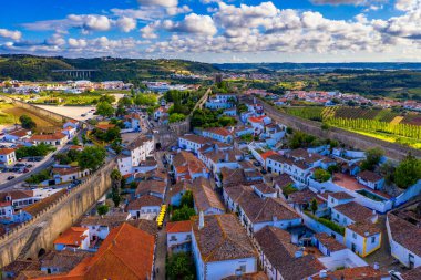 Lizbon, Portekiz yakınlarındaki tarihi duvarlı Obidos kasabasının hava manzarası. Portekiz, Obidos Ortaçağ Kasabası 'nın hava görüntüleri. Obidos 'taki ortaçağ kalesinin havadan görünüşü. Portekiz.