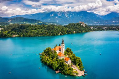 Slovenya 'da Kan Gölü. Güzel dağlar ve küçük hac kilisesi olan Kanlı Göl. Maria 'nın Hacı Kilisesi' yle birlikte adaya ve göle gitti. Kan, Slovenya, Avrupa.