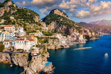 Atrani 'nin Amalfi Sahili' ndeki ünlü sahil köyünün hava manzarası. İtalya 'nın Campania bölgesindeki Salerno ilinin Amalfi kıyısındaki küçük Atrani kasabası. Amalfi kıyısındaki Atrani kasabası, İtalya.