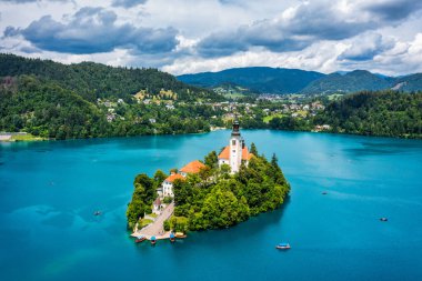 Slovenya 'da Kan Gölü. Güzel dağlar ve küçük hac kilisesi olan Kanlı Göl. Maria 'nın Hacı Kilisesi' yle birlikte adaya ve göle gitti. Kan, Slovenya, Avrupa.